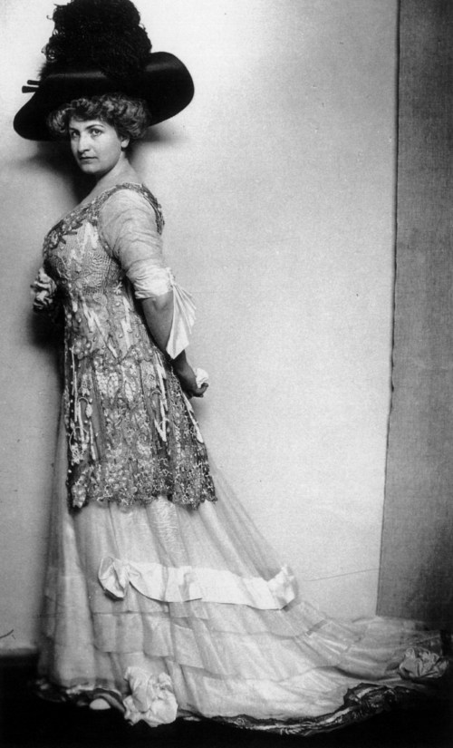 hist_alma_femme_fatale_hi