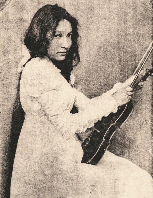 Zitkala_Sa_1898_with_violin